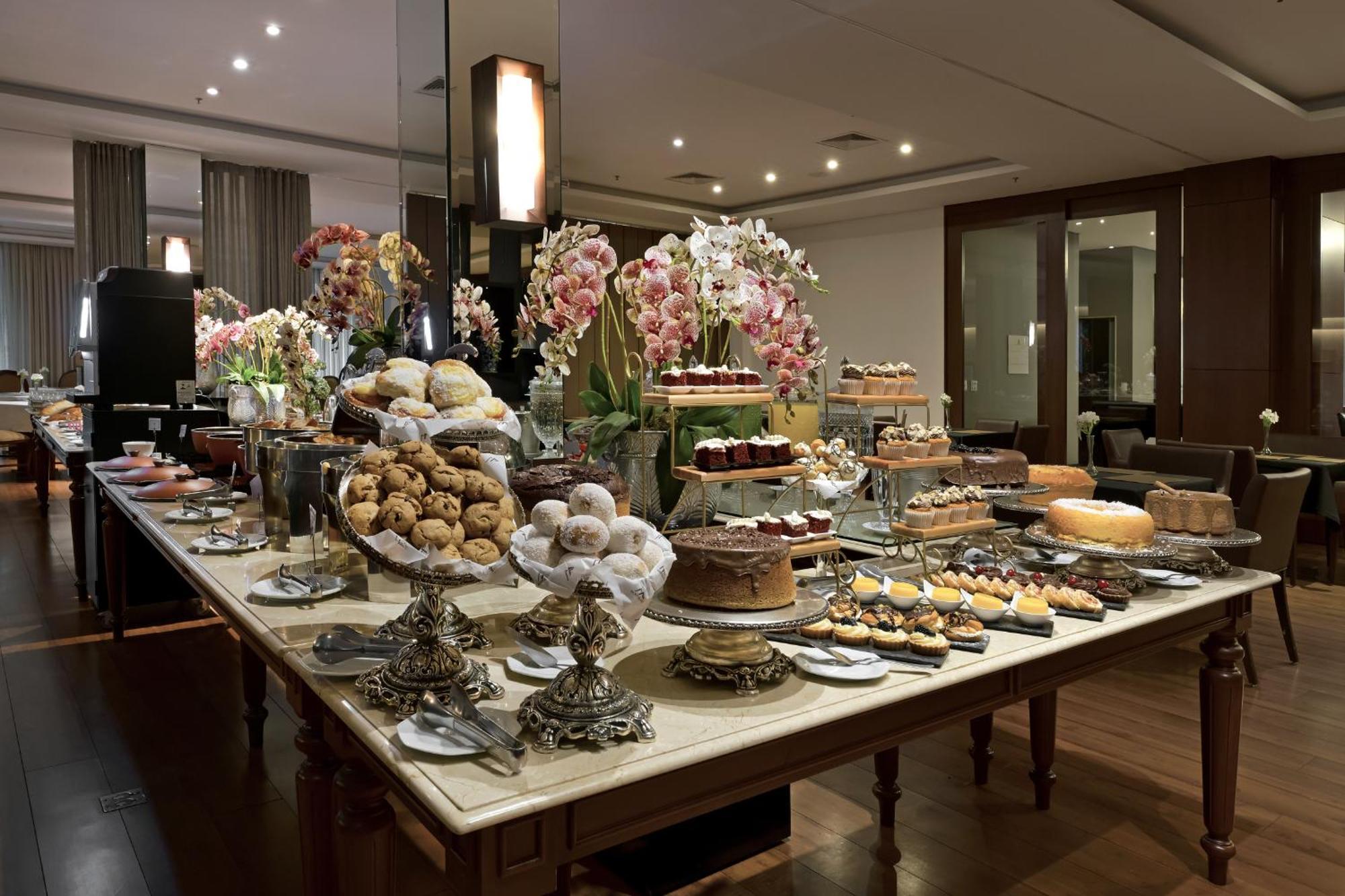 Hotel Mont Blanc Premium ฮิเบเราเปรโต ภายนอก รูปภาพ A dessert table at a wedding reception
