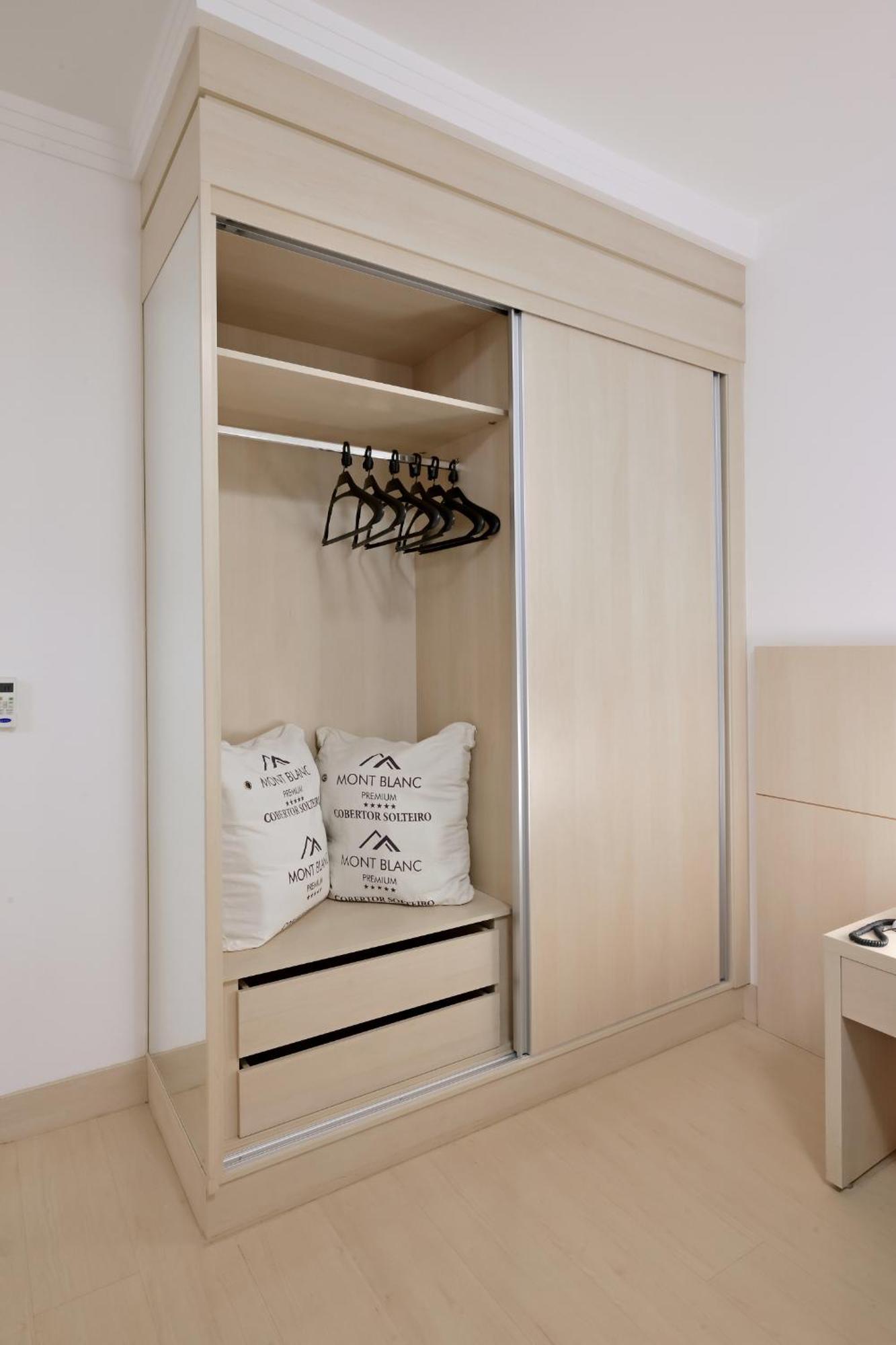 Hotel Mont Blanc Premium ฮิเบเราเปรโต ห้อง รูปภาพ A sliding wardrobe